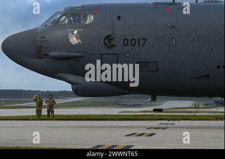 Un B-52H Stratofortress de l'US Air Force affecté aux taxis du 23rd Expeditionary Bomb Squadron avant de décoller à Andersen Air Force base, Guam, d'une mission de routine de Bomber Task Force, le 24 février 2024. Le ministère de la Défense reste pleinement engagé dans la défense et la dissuasion de tout acteur qui chercherait à saper ou menacer nos intérêts communs. Armée de l'air Banque D'Images