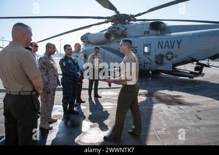 MANAMA, Bahreïn (22 février 2024) des chefs militaires clés et des représentants du Conseil de coopération du Golfe et du moyen-Orient assistent à une démonstration statique aérienne dirigée par la Task Force 51/5th Marine Expeditionary Brigade dans le cadre de l'engagement maritime multilatéral (Mme) 24,1 à Bahreïn, le 22 février. MME 24,1 signifie l'engagement de TF 51/5 et de ses partenaires régionaux à assurer la stabilité, à améliorer les opportunités régionales et à établir des partenariats capables de répondre efficacement aux crises dynamiques. Cette conférence témoigne du dévouement et de la coopération entre les partisans Banque D'Images