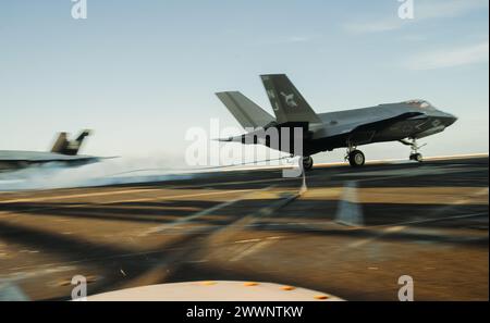 Un F-35C Lightning II attaché au Strike Fighter Squadron (VFA) 147 atterrit sur le porte-avions de classe Nimitz USS George Washington (CVN 73), dans l'océan Atlantique, le 27 février 2024. George Washington mène une formation sur mesure sur la disponibilité et le problème d'évaluation finale des navires (TSTA/FEP). TSTA prépare le navire et l'équipage à une intégration complète dans un groupe de frappe de porte-avions à travers un large éventail d'opérations critiques. Marine Banque D'Images