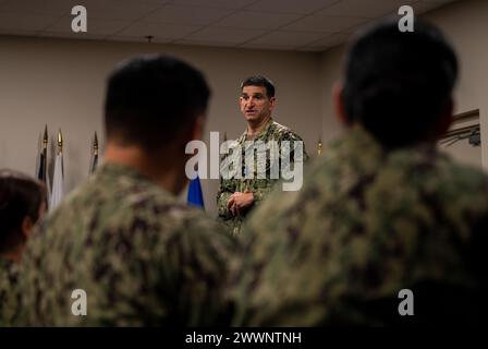 Le contre-amiral Rick Freedman, chirurgien général adjoint de la Marine et chef adjoint du Bureau de médecine et de chirurgie, s’est entretenu avec les futurs recruteurs de l’unité d’orientation du recrutement de la Marine (NORU) le 8 février 2024. NORU fournit une formation technique et professionnelle aux recruteurs pour informer, attirer, influencer et embaucher des candidats de la plus haute qualité issus du bassin diversifié de talents américains pour construire la future Marine. Banque D'Images