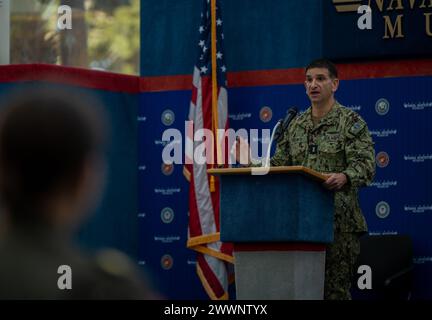 Le vice-amiral Rick Freedman, chirurgien général adjoint de la Marine et chef adjoint du Bureau de médecine et de chirurgie, a parlé avec des fournisseurs de services médicaux aérospatiaux à la United States Naval Aerospace Conference (USNAC) le 7 février 2024. L'événement a été organisé par l'Institut médical aérospatial naval (NAMI), un détachement de la NMOTC, et a eu lieu au Musée national de l'aviation navale. La conférence a pour but de partager des idées et des connaissances dans la communauté de la médecine aérospatiale et a lieu deux fois par an. Banque D'Images