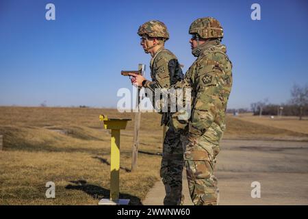 La deuxième journée de la 310e compétition ESC Best Warrior a commencé le 5 février 2024 avec des soldats se qualifiant au pistolet M17 au Camp Atterbury, Indiana. Banque D'Images