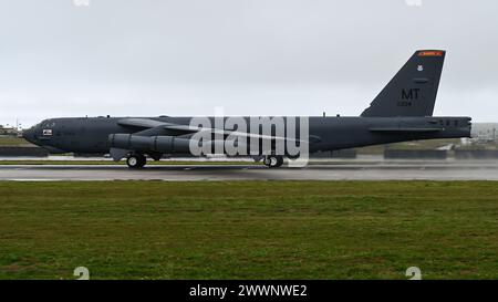 Un bombardier B-52H Stratofortress de l'US Air Force affecté au 23rd Expeditionary Bomb Squadron décolle à Andersen Air Force base, Guam, dans le cadre d'une mission de routine de Bomber Task Force, le 19 février 2024. Les missions BTF démontrent la létalité et l'interopérabilité à l'appui d'un Indo-Pacifique libre et ouvert. Armée de l'air Banque D'Images