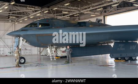 Duke Pirak, à droite, directeur adjoint de la Garde nationale de l'Air des États-Unis, reçoit une présentation rapprochée du bombardier furtif B-2 Spirit lors d'une visite à Whiteman Air Force base, Missouri, le 1er février 2024. Les aviateurs de la Force totale avec les 131st et 509th Bomb Wings travaillent côte à côte pour garder les B-2 capables d'exécuter leur mission de dissuasion stratégique et de frappe mondiale à tout moment, n'importe où. Garde nationale aérienne Banque D'Images