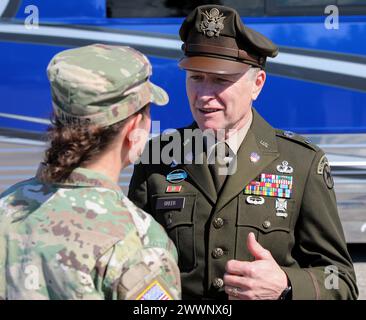 Le chef de la réserve de l'armée, le lieutenant Gen. Jody Daniels, s'entretient avec l'adjudant Craig Morgan Greer, musicien affecté au 313th Army Band, avant le Pro Bowl de la NFL à Orlando, en Floride, le 4 février 2024. Greer, surtout connu sous le nom d'artiste américain Craig Morgan, chante l'hymne national pour le Pro Bowl de la NFL. Armée Banque D'Images