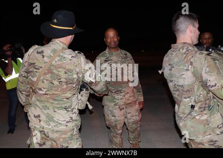 Le Major Gen. Kevin D. Admiral, commandant général de la 1re division de cavalerie, serre la main des Troopers du 3e régiment de cavalerie avant de monter à bord d'un avion près de Fort Cavazos, Texas. L'unité fait partie de la première force de combat de l'armée des États-Unis qui est très diversifiée et sera toujours prête à s'entraîner, à combattre et à gagner partout dans le monde. Armée Banque D'Images