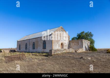 Ancienne église abandonnée et délabrée dans la région de Karoo en Afrique du Sud. Peinture écaillage des murs le toit rouille. Banque D'Images