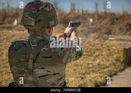 La deuxième journée de la 310e compétition ESC Best Warrior a commencé le 5 février 2024 avec des soldats se qualifiant au pistolet M17 au Camp Atterbury, Indiana. Banque D'Images