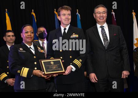 U.S. public Health Service Cmdt. Jason Wilken a reçu le Prix des communications lors de la réunion annuelle de l'AMSUS 2024 à National Harbor, Maryland, le 12 février. Denise Hinton, vice-amirale du corps commandé par le Service de santé publique des États-Unis, John Cho, vice-chirurgien général de l'USPHS et directeur exécutif et PDG de l'AMSUS. Banque D'Images