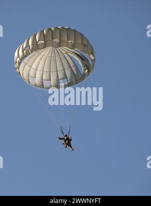 Les Rangers de l'armée américaine, affectés au 5th Ranger Training Battalion, effectuent un saut aéroporté depuis un hélicoptère UH-60 Black Hawk sur Stringer Drop zone à Dahlonega, en Géorgie, le 2 janvier 2024. L’événement annuel de formation donne aux Rangers l’occasion de devenir des parachutistes compétents tout en donnant à la communauté locale l’occasion de voir les Rangers s’entraîner dans la région de Dahlonega. Réserve de l'armée Banque D'Images