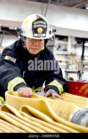 Hungpyo Rucci, le chef adjoint des pompiers de la garnison américaine Humphreys Direction des services d'incendie et d'urgence atteint pour les tuyaux d'incendie, février 28, 2024, à l'intérieur de la caserne de pompiers 1 au Camp Humphreys. Rucci a récemment été nommé U.S. Army installation Management Command-Pacific, instructeur de service d'incendie de l'année. Au cours de la dernière année, il a validé sur l'un ou l'autre avion, 286 urgences médicales et 372 urgences structurelles, et a augmenté ses compétences en formation de 35 %. Armée Banque D'Images