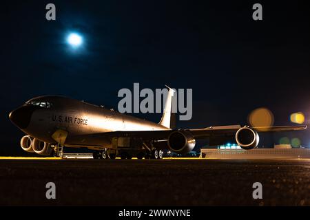 Un Stratotanker KC-135 de l'US Air Force de la 100th Air ravitaillement Wing, se prépare au décollage sur la ligne de vol de la Royal Air Force Mildenhall, Angleterre, le 29 février 2024. Le KC-135 a servi de principal atout de ravitaillement aérien de l'US Air Force pendant plus de 60 ans, fournissant des capacités de portée mondiale pour les avions de l'OTAN et alliés. Pour clarifier si cet avion a le lettrage Air Mobility Command sur sa queue, il est maintenant sous le commandement des forces aériennes américaines en Europe et du 100th ARW. Armée de l'air Banque D'Images