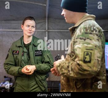 L’adjudant-chef 4 de l’armée américaine David Murray, officier de maintenance aéronautique, quartier général et compagnie du quartier général, 1er bataillon, 3e régiment d’aviation (bataillon d’attaque), 12e brigade d’aviation de combat, partage ses connaissances et son expérience avec le capitaine polonais Matylda Ciereszko, ingénieur de vol, base aérienne 49, 1re brigade d’aviation des forces terrestres, sur la zone d’entraînement de Grafonwoehr, 29 février 2024. Le partage des connaissances avec nos alliés de l'OTAN nous permet d'améliorer nos capacités combinées en mettant l'accent sur l'interopérabilité, la modernisation et le renforcement des capacités de nos partenaires. Armée Banque D'Images