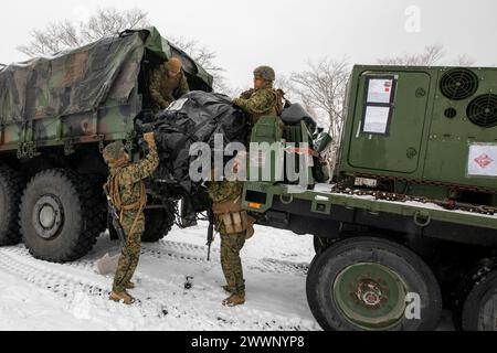 Les Marines américains avec le combat Logistics Regiment 3, 3rd Marine Logistics Group, déchargent une tente d'un véhicule de remplacement tactique moyen pendant l'exercice Winter Workhorse 24 sur le camp Fuji, au Japon, le 4 février 2024. Winter Workhorse est un exercice d'entraînement régulier conçu pour améliorer les capacités de combat dans des environnements contestés. Corps des Marines Banque D'Images