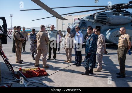 MANAMA, Bahreïn (22 février 2024) des chefs militaires clés et des représentants du Conseil de coopération du Golfe et du moyen-Orient assistent à une démonstration statique aérienne dirigée par la Task Force 51/5th Marine Expeditionary Brigade dans le cadre de l'engagement maritime multilatéral (Mme) 24,1 à Bahreïn, le 22 février. MME 24,1 signifie l'engagement de TF 51/5 et de ses partenaires régionaux à assurer la stabilité, à améliorer les opportunités régionales et à établir des partenariats capables de répondre efficacement aux crises dynamiques. Cette conférence témoigne du dévouement et de la coopération entre les partisans Banque D'Images