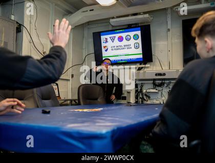 YOKOSUKA, Japon (16 février 2024) technicien cryptographique (technique) 1re classe Dylan Diras, de Santa Rita, Guam, affecté au commandant de la 7e flotte américaine, effectue une brève formation intel à bord du navire amiral USS Blue Ridge (LCC 19) de la 7e flotte américaine. La 7e flotte américaine est la plus grande flotte numérotée déployée vers l'avant de l'US Navy, et interagit et opère régulièrement avec des alliés et des partenaires pour préserver une région indo-pacifique libre et ouverte. Marine Banque D'Images