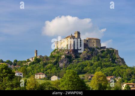 Château de Bardi (Castello di Bardi) avec ville, province de Parme, Émilie-Romagne Banque D'Images