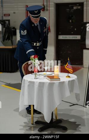 Technicien de l'US Air Force Le Sgt Cody Salzman, sous-officier du premier mandat du Centre enrôlé, pointe vers un objet tel qu'il est décrit sur le tableau commémoratif des prisonniers de guerre/disparus en action lors de la cérémonie annuelle de remise des prix de la 100th Air ravitaillement Wing à la Royal Air Force Mildenhall, le 23 février 2024. La table POW/MIA sert à honorer les membres du service qui sont venus avant et qui ne peuvent pas assister à un événement en raison de leur statut de POW ou MIA. Armée de l'air Banque D'Images