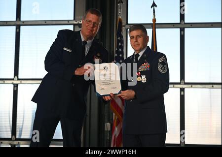 Kevin Carrick, commandant adjoint du 106e groupe de soutien de la 106e escadre de sauvetage, Francis S. Gabreski Air National Guard base, Westhampton Beach, New York Air National Guard, présente un certificat de retraite au Sgt-maître-chef James S. Nizza, lors de sa cérémonie de retraite à la base, le 3 février 2024. Nizza a servi à la 106e escadre de sauvetage pendant 32 ans et a reçu le certificat présidentiel d'appréciation pour son service dévoué et ses contributions à la sécurité de l'Amérique. Garde nationale aérienne Banque D'Images