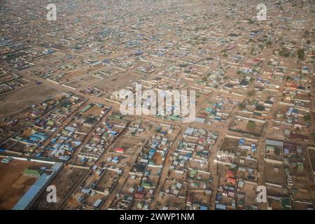 Juba, la capitale du Soudan du Sud, vue du ciel. Environ 1 000 rapatriés sud-soudanais et réfugiés soudanais traversent chaque jour la frontière entre le Soudan et le Soudan du Sud. La guerre au Soudan, qui a commencé en avril 2023, a entraîné la plus grande crise de déplacement au monde. Banque D'Images