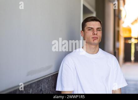 Milan, Italie. 25 mars 2024. Danylo Shydlovskyi il ragazzo ucraino sfregiato dopo un'aggressione incontra i giornalisti presso la sede di SOS Italia Libera, bene confiscato alla Ndrangheta in Viale Monza 101 - Cronaca - Milano, Italia - Lunedì, 25 Marzo 2024 (foto Stefano Porta/LaPresse) Danylo Shydlovskyi, le garçon ukrainien marqué après une attaque, rencontre des journalistes au siège de SOS Italia Libera, biens confisqués à la Ndrangheta de Viale Monza 101 - Actualités - Milan, Italie - lundi 25 mars 2024 (photo Stefano Porta/LaPresse) crédit : LaPresse/Alamy Live News Banque D'Images