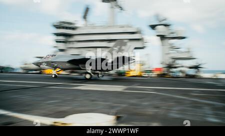 Un F-35C Lightning II attaché au Strike Fighter Squadron (VFA) 147 atterrit sur le pont d'envol du porte-avions de classe Nimitz USS George Washington (CVN 73) dans l'océan Atlantique, le 28 février 2024. George Washington mène une formation sur mesure sur la disponibilité et le problème d'évaluation finale des navires (TSTA/FEP). TSTA prépare le navire et l'équipage à une intégration complète dans un groupe de frappe de porte-avions à travers un large éventail d'opérations critiques. Marine Banque D'Images