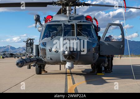 Les aviateurs affectés au 943d Rescue Group, Davis-Monthan Air Force base, Arizona, inspectent le premier hélicoptère HH-60W Jolly Green II de la 920th Rescue Wing sur la ligne de vol le 1er février 2024. Le HH-60W est le successeur du HH-60G Pave Hawk et est utilisé pour une variété de missions, y compris des opérations de recherche et de sauvetage de combat en territoire hostile ou nié. Situé à Davis-Monthan AFB, Arizona, le 943d RQG est l'une des trois unités géographiquement séparées qui relèvent de la 920th RQW, Patrick Space Force base, Floride. Armée de l'air Banque D'Images