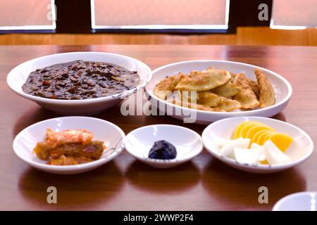 Comté de Goseong, Corée du Sud - 30 juillet 2019 : un restaurant chinois local dans le port de Geojin sert un délicieux repas avec jajangmyeon (noir b Banque D'Images