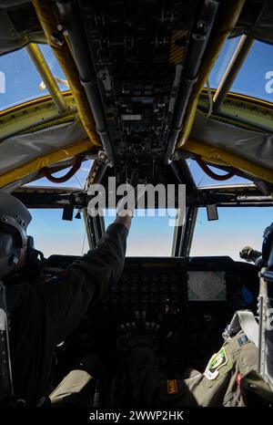 Le capitaine Jonathan Hutnicki de l'US Air Force pilote un B-52H Stratofortress affecté au 23rd Expeditionary Bomb Squadron, le 3 février 2024. Les missions stratégiques de bombardiers offrent des possibilités d'intégration des États-Unis avec les Alliés et les partenaires régionaux, ainsi que la familiarisation des membres d'équipage de théâtre. Armée de l'air Banque D'Images