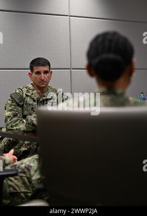 Le contre-amiral Rick Freedman, chirurgien général adjoint de la Marine et chef adjoint du Bureau de médecine et de chirurgie, s’entretient avec LE CAPT Tracy Issac, officier exécutif du Navy Medicine Operational Training Command (NMOTC) lors d’une visite officielle du site le 7 février. La NMOTC est composée de six détachements nationaux qui offrent une formation médicale spécialisée dans les domaines de l'aviation, de la survie aérienne, de la guerre de surface et sous-marine, de la médecine expéditionnaire et des opérations spéciales. Marine Banque D'Images