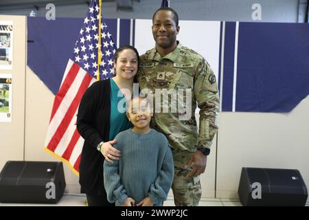 Le sergent d’état-major de la réserve de l’armée américaine O’Neil McKenley, un membre de l’équipe d’arpentage de la 773e équipe de soutien civil, 7e commandement de soutien à la mission, pose avec sa femme et sa fille, à la suite de sa cérémonie de promotion, le mardi 6 février 2024, à Panzer Kaserne, Kaiserslautern, Allemagne. Le 7e commandement de soutien à la mission est la présence de la réserve de l'armée américaine en Europe. Composé de 26 unités à travers l'Allemagne et l'Italie, le 7e MSC fournit un soutien logistique et de soutien aux missions de l'armée américaine Europe – Afrique sur l'ensemble du théâtre. Pour plus d’histoires et d’informations sur le 7e commandement de soutien à la mission, suivez-nous sur Facebook, Banque D'Images