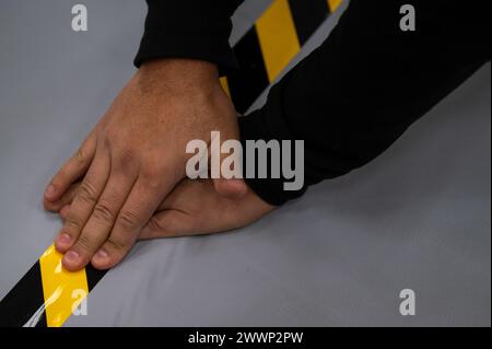 Le Sgt Enemecio Felix, instructeur de combatifs du 5th combat Communications support Squadron, enregistre des parties d'un tapis de sparring ensemble avant un cours de certification d'instructeur de combatives à la base aérienne d'Osan, République de Corée, le 23 février 2024. Le 621e escadron de contrôle aérien dispose désormais des seuls instructeurs de combat certifiés de la Force aérienne sur la péninsule sud-coréenne, offrant à Osan un accès direct à la formation de combatifs. Le 621st ACS a un impact sur la mission « Fight Tonight » en soutenant les opérations de formation et de contingence de la 51st Fighter Wing, fournissant une gestion de bataille tactique létale Banque D'Images