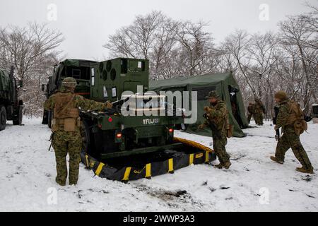 Les Marines des États-Unis avec le combat Logistics Regiment 3, 3rd Marine Logistics Group, guident le remplacement d'un véhicule tactique moyen lors de l'exercice Winter Workhorse 24 sur le camp Fuji du Centre d'entraînement aux armes combinées, au Japon, le 4 février 2024. Winter Workhorse est un exercice d'entraînement régulier conçu pour améliorer les capacités de combat dans des environnements contestés. Corps des Marines Banque D'Images