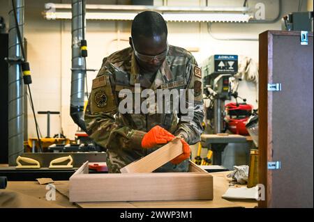 L'aviateur principal Ebrima Minteh, compagnon structurel avec le 155th civil Engineer Squadron, sange une vitrine d'ombre, le 2 février 2024, à la base aérienne de la Garde nationale à Lincoln, Nebraska. Minteh, originaire de Gambie, a rejoint la Garde nationale aérienne du Nebraska en 2021 après avoir obtenu son diplôme de l'Université du Nebraska Omaha et obtenu sa carte verte de cinq ans. Garde nationale aérienne Banque D'Images