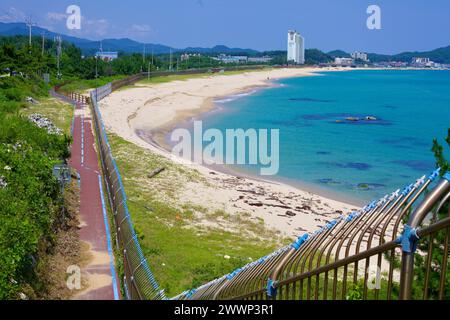 Comté de Goseong, Corée du Sud - 30 juillet 2019 : D'un point de vue panoramique, Geojin Village Beach se déploie avec ses rives sablonneuses immaculées et son eau bleue Banque D'Images
