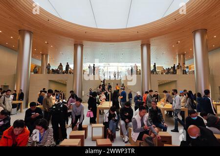 SHANGHAI, CHINE - 25 MARS 2024 - les clients achètent dans le magasin phare Apple, le plus grand d'Asie, récemment ouvert, à Shanghai, Chine, en mars 25, Banque D'Images