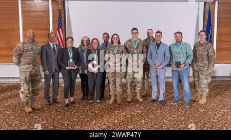 Les lauréats du prix annuel du complexe Arnold Engineering Development Complex posent pour une photo le 15 février 2024, à la base aérienne Arnold, Tenn., avec le commandant de l'AEDC Col. Randel Gordon, à gauche, le chef des recrues senior de l'AEDC Sgt Jennifer Cirricione, à droite, le directeur technique senior Ed Tucker, deuxième à partir de la gauche, Sarah Beth Morgan, chef du soutien complexe, quatrième à partir de la gauche, et Kevin Muckerheide, directeur adjoint de l’AEDC, cinquième à partir de la gauche. Les lauréats des prix sur la photo sont Alexis Holloway, Bethany Hill, 1st Lt. Camden Dammeyer, Maj. Justin ONG, Sgt-maître principal James Jordan, Joshua Anders et Matthew Clear. Banque D'Images