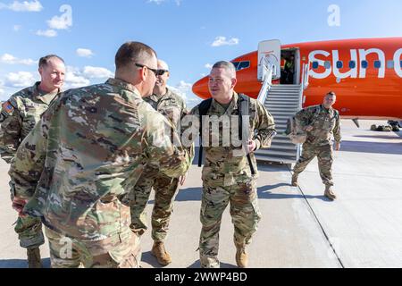 Les soldats de la 34e division d'infanterie de la Garde nationale du Minnesota « Red Bulls » se rendent au Texas, le 4 février 2024. Les Red Bulls se préparent à un déploiement au moyen-Orient plus tard cette année. (Garde nationale du Minnesota Banque D'Images