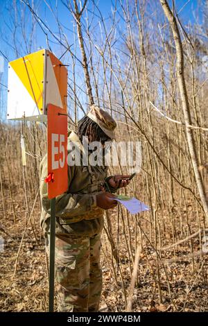 La deuxième journée de la 310e compétition ESC Best Warrior, le 5 février 2024, consistait en la qualification au pistolet M17 et la navigation terrestre à Camp Atterbury, Indiana. Le SPC Jah'nika Stevenson a trouvé son premier point lors de l'événement de navigation terrestre. Banque D'Images