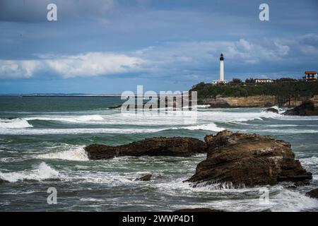 Un téléphot de l'océan Atlantique et du phare de Biarritz, France, en début d'après-midi. Banque D'Images