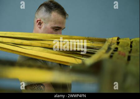 Marcus Kelley, un aviateur de 1re classe de l'US Air Force, technicien en équipement de vol de l'équipage, affecté au 23rd Expeditionary Bomb Squadron emballe un parachute B-52H Stratofortress après une mission de routine de Bomber Task Force à Andersen Air Force base, Guam, le 19 février 2024. USINDOPACOM L'emploi de la force, la posture militaire et les opérations honorent nos engagements en matière de sécurité dans la région en nous permettant de répondre rapidement à toute crise ou défi potentiel dans l'Indo-Pacifique. Armée de l'air Banque D'Images