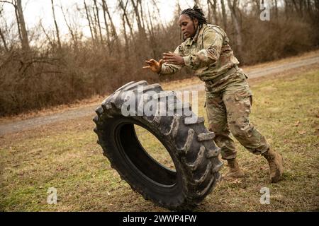 La quatrième journée de la 310e compétition ESC Best Warrior, le 7 février 2024, consistait en une qualification de fusil M4, un parcours à obstacles et une piste d'évaluation médicale/de mouvement. Le SPC Jah'nika Stevenson s'est frayé un chemin au-dessus et à travers les divers obstacles au cours de confiance du Camp Atterbury. Banque D'Images