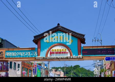 Comté de Goseong, Corée du Sud - 30 juillet 2019 : un panneau bleu suspendu marque l'entrée du marché traditionnel animé de Geojin le long de la route principale th Banque D'Images