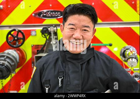 Hungpyo M. Rucci, le chef adjoint des pompiers du camp Humphreys pose pour des photos au camp Humphreys des services d'incendie et d'urgence de l'USAG Humphreys, Corée du Sud, le 28 février 2024. Rucci a récemment remporté le prix d'instructeur de feu de l'année au niveau du ministère de la Défense. Armée Banque D'Images