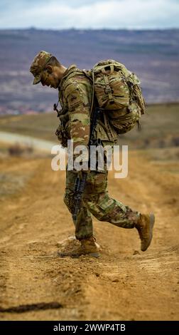 Un soldat de l'armée américaine du 1er bataillon, 6e régiment d'infanterie, équipe de combat de la 2e brigade, 1re division blindée, se fraie avec son arme pendant le cours pré-Ranger à Novo Selo Training Area (NSTA), Bulgarie, 14 février 2024. Pendant une semaine, le cours pré-Ranger a donné aux soldats de la brigade de grève les outils pour réussir à l'école Ranger et pour améliorer la létalité sur le champ de bataille. Armée Banque D'Images