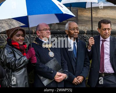 St Andrew Square, Édimbourg, Écosse, Royaume-Uni, 25 mars 2024, journée internationale de commémoration des victimes de l'esclavage et de la traite transatlantique des esclaves : Lord Provost Robert Aldridge et le chef du Conseil Cammy Day dévoilent une plaque restaurée sur les liens esclavagistes du monument Henry Dundas de Melville après son vol. Sur la photo : Robert Aldridge (Lord Provost) Sir Geoff Palmer (président du Edinburgh Slavery and Colonialism Legacy Review Group) Foysol Choudhury (MSP) crédit : Sally Anderson/Alamy Live News Banque D'Images