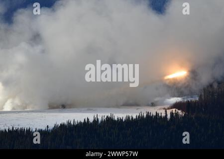 Les Marines de la batterie Fox, 2e Bataillon, 14e Régiment de Marines, tirent des roquettes du système de roquettes d'artillerie à haute mobilité (HIMARS) dans la zone d'entraînement du Yukon de Fort Wainwright. Les Marines étaient en Alaska pour participer à l'exercice Arctic Edge et fournir un soutien HIMARS pour divers objectifs d'entraînement. ( Banque D'Images