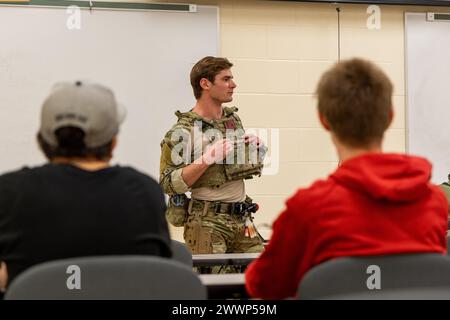 Orange City, Floride - Les techniciens de l'US Navy chargés de l'élimination des explosifs (EOD) et les plongeurs de la Navy affectés à l'unité mobile d'élimination des explosifs (EODMU) 12 et à l'unité mobile de plongée et de récupération (MDSU) 2 expliquent les capacités d'EOD et de plongée de l'US Navy et présentent des équipements aux étudiants locaux de l'University High School pendant la semaine navale de Daytona Beach 2024, 15 février 2024. Le Navy Office of Community Outreach organise chaque année des semaines de la Marine dans diverses villes américaines pour interagir avec le public, afficher les capacités de la marine et participer à des événements de relations communautaires. Marine Banque D'Images