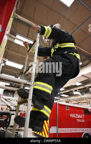 Hungpyo M. Rucci, le chef adjoint des pompiers du camp Humphreys pose pour des photos au camp Humphreys des services d'incendie et d'urgence de l'USAG Humphreys, Corée du Sud, le 28 février 2024. Rucci a récemment remporté le prix d'instructeur de feu de l'année au niveau du ministère de la Défense. Armée Banque D'Images