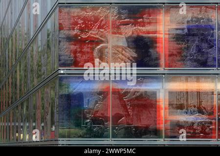 Façade en verre en relief multicolore vue de l'extérieur par temps nuageux. Institut néerlandais du son et de la vision, Hilversum, pays-Bas. Architecte : Neuteling Banque D'Images